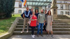 Iv�n Puentes, rodeado de miembros de la candidatura del PSOE, lanz� sus propuestas en materia sanitaria delante del Hospital Provincial