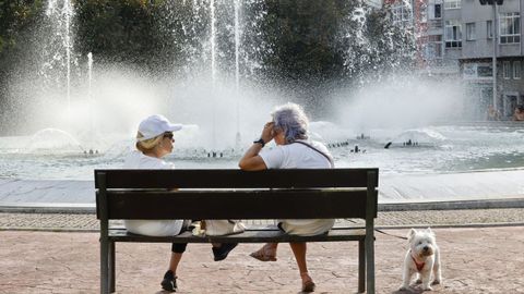 Mujeres descansando en una plaza de Lugo y refresc�ndose frente al calor.