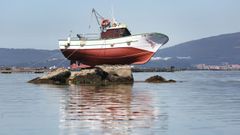 Un barco quedou varado nuns cons nas Sinas en decembro do 2022.