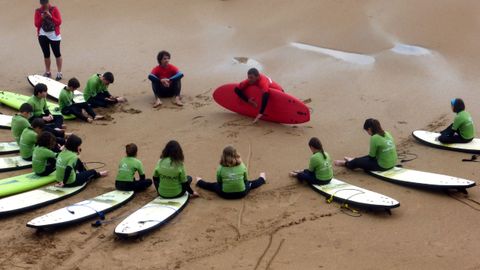 Un cursillo de surf para ni�os en la playa de San Lorenzo
