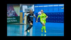 Cilene persigue el bal�n ante una jugadora del Torcal