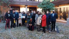 Representantes de personal sanitario del distrito del hospital comarcal de Monforte en la presentaci�n de las jornadas gastron�micas. En el centro, la directora del hospital, Inmaculada Ramos