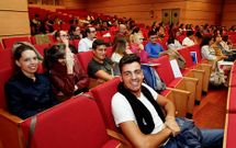 Los participantes, durante las ponencias en el auditorio de la Casa da Cultura de Vimianzo. 
