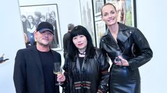 La dise�adora Anna Sui, en una imagen de archivo en la Fundaci�n MOP con el arquitecto Vincent Van Duysen y la modelo Amber Valletta