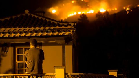 El incendio declarado en la isla de La Palma afecta a entre 1.500 y 2.000 hect�reas de superficie. Unos 200 efectivos y ocho medios a�reos de distintas administraciones trabajan en la extinci�n del fuego. 