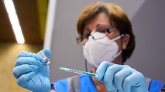 Una enfermera de Pases Bajos prepara una dosis de la vacuna contra la viruela