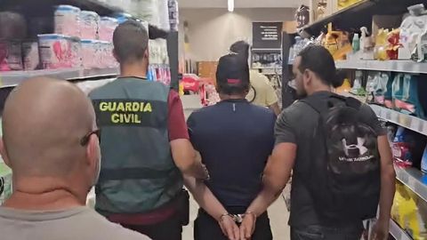 Agentes de la Guardia Civil, con el ladrón detenido