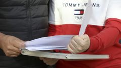 Los padres del alumno mostrando varios documentos relativos al caso denunciado