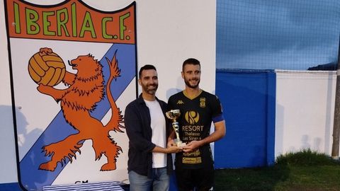 Daniel García, concejal de Barreiros y diputado de Mocidade, le entrega el trofeo a Arturo, capitán del Viveiro