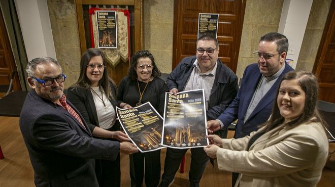 Miembros de las cofrad�as, el alcalde y el p�rroco presentaron el cartel
