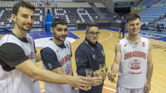 Leo Westermann, Sergi Quintela, Diego Epifanio y �lex Barcelo brindan en Sar con el cava de La Voz de Galicia por un feliz y exitoso 2026.
