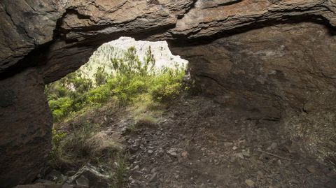 A boca inferior do t�nel, moito m�is estreita que a entrada principal, �brese sobre un barranco de cerca de trinta metros de altura