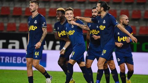 Dennis Eckert, en el centro, celebra uno de sus goles con el Union Saint-Gilloise