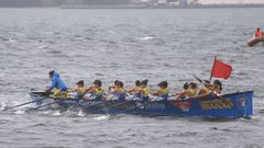 La traineira femenina del Club Remo Rianxo en el que bogan integrantes de su hom�logo de Muros