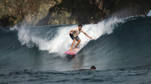 Jaime Fern&aacute;ndez, el promotor, practicando surf en la isla filipina de Siargao