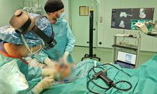 Traumat�logos del hospital Quir�nsalud de Lugo durante una osteotom�a