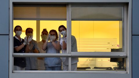 24 de marzo, d�a 10 de confinamiento. Aplauso interhospitalario. Sanitarios del Hospital San Rafael de A Coru�a aplauden a sus compa�eros del Chuac -ambos hospitales est�n uno frente al otro- durante la cita diaria de las 20 horas que se instaur� en todo el pa�s para reconocer la labor de estos profesionales en la lucha contra la pandemia
