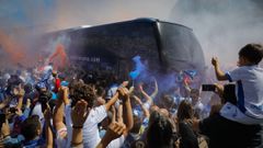 Recibimiento de la afici�n blanquiazul para el Deportivo-Albacete