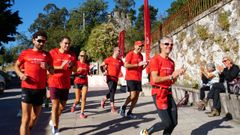 El atleta Mart�n Fiz sali� de Sarria acompa�ado de otros deportistas y empleados del Banco Santander.