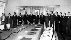 La primera Xunta tras unas elecciones. De izquierda a derecha, Ángel Mario Carreño, Juan Corral Pérez, Manuel Ángel Villanueva Cendón, Francisco Cacharro Pardo, Xosé Filgueira Valverde, José Manuel Romay Beccaría, Gerardo Fernández Albor, Xosé Luís Barreiro Rivas, José María Hernández Cochón, Francisco Díaz del Río, Carlos Otero Costas, Jaime Rey Roa, Ramón de Vicente y José González Dopeso.