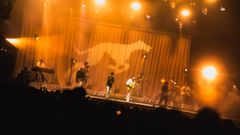 La banda musical Taburete sobre el escenario de Costa Feira, en Sanxenxo, act&uacute;a con su caracter&iacute;stico fondo del nuevo &aacute;lbum  El perro que fuma .