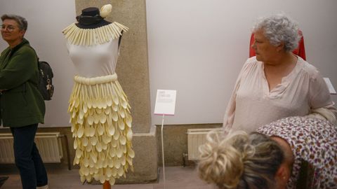 Exposición de vestidos con materiales de reciclaje que se puede ver en la Capela de Santa María de Lugo