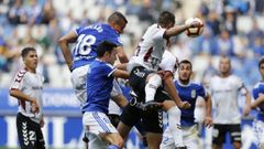 Folch y Bolaño disputan un balón en el Oviedo-Albacete