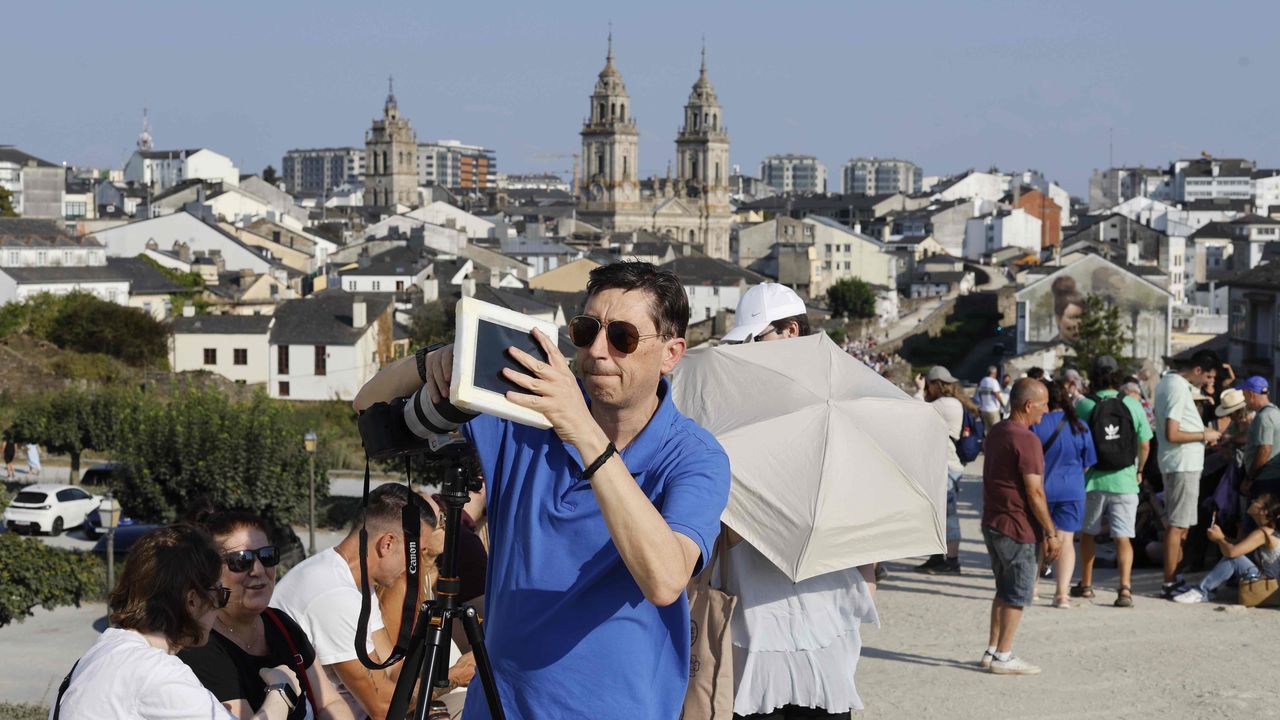 Así vivió Lugo el eclipse: abarrote en el parque y en el adarve de la Muralla
