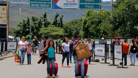 Venezolanos cruzan la frontera de San Antonio del T�chira en Venezuela a C�cuta, en el departamento de Norte de Santander, Colombia