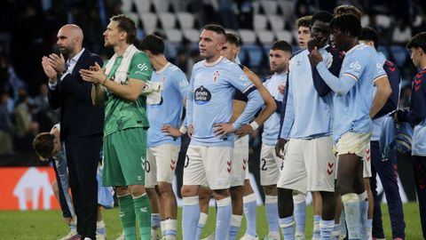 Los jugadores del Celta y su t�cnico, Claudio Gir�ldez, tras el partido.