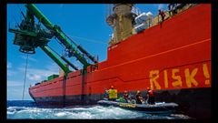 Activistas de Greenpeace International pintan la palabra 'riesgo' en el lado de estribor de Normand Energy, el buque fletado por la empresa belga Global Sea Mineral Resources (GSR) para operar el Patania II, el robot submarino del que se perdi el control en el Pacfico. Foto descargada del comunicado de Greenpeace