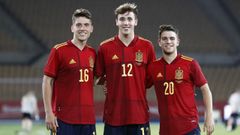 Jose Font�n, Nico Gonz�lez y Sergio Carreira posan sobre el c�sped de La Cartuja tras el partido contra Irlanda del Norte.