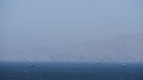 Barcos frente a la costa del estrecho de Ormuz