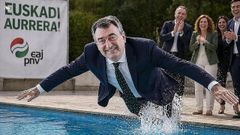 Imagen de la pol�mica generada por IA, con Aitor Esteban tir�ndose a la piscina