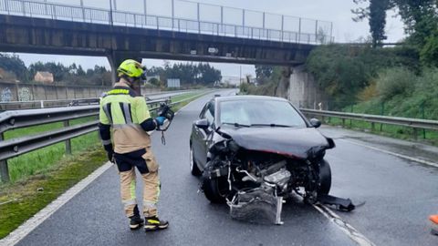 Los Bomberos de Narón intervinieron en un accidente de tráfico en la AG-64, a la altura del kilómetro 1,5