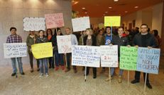 Los padres protestaron a la entrada del mitin del BNG de ayer. 