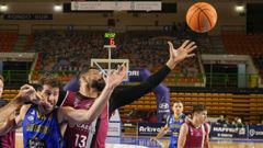 Mc Donnell y Faverani pugnan por un rebote en el COB-Cartagena