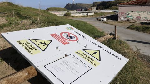 Cartel del Concello de Valdoviño advirtiendo del riesgo de acceder a las instalaciones, tirado