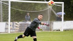 El portero �ngel Mateo, un ex trabajador minero de 70 a�os, durante el calentamiento antes de jugar algunos minutos durante el encuentro entre el CD Colunga y el Praviano del Grupo II de Tercera Federaci�n, este domingo en el Campo Municipal de Santianes