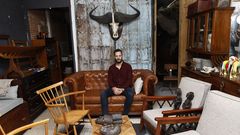 Ra�l Gonz�lez, retratado en Arts & Antiques, la tienda de antig�edades que comanda en el 165 de la calle Magdalena