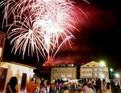 Los fuegos artificiales de las fiestas del a�o pasado, vistos desde el puente viejo. 