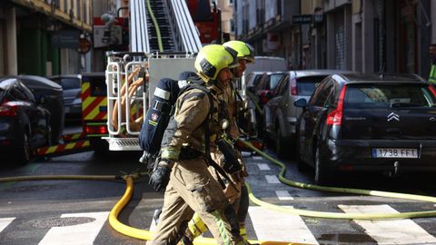 Bomberos en el�incendio en Pontepedri�a en el que se tard� en extinguir porque hubo que esperar refuerzos de Ordes y Bri�n al solo contar el parque de Santiago con dos efectivos para atacar las llamas