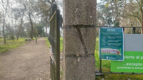 Carteles en el parque Punta Vica�o de Sanxenxo advirtiendo sobre la procesionaria