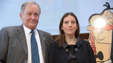 Albert Uderzo posa junto a la hija de Rene Goscinny, Anne, en la presentación de las nuevas aventuras de Astérix.