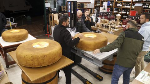 En pleno trajn para colocar los cuatro quesos en el interior de la tienda, el jueves