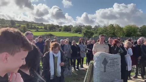 Todos los asistentes al entierro de Shay Bradley disfrutaron de su broma �p�stuma�, al escuchar la grabaci�n en la que parec�a que �reviv�a�: incluso parec�a que golpeaba el ata�d para llamar la atenci�n de los presentes