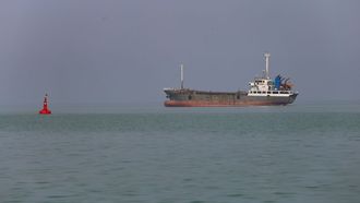 Un buque carguero navega por el golfo P�rsico, ayer frente a las costas de Ir�n.