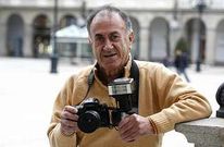 Lancina, de 78 a�os, ayer con su c�mara de fotos en la plaza de Mar�a Pita