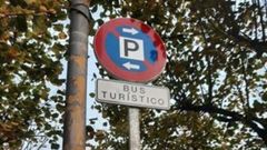 Se�al de prohibido aparcar ubicada en la parada del bus tur�stico de Gij�n