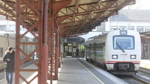 Tren que une A Coru�a con Ferrol, en la estaci�n de esta �ltima ciudad. 
